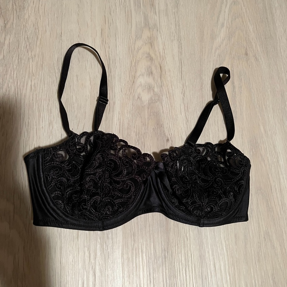 Victoria’s Secret Lace Bra in Black - Picture 2 of 5